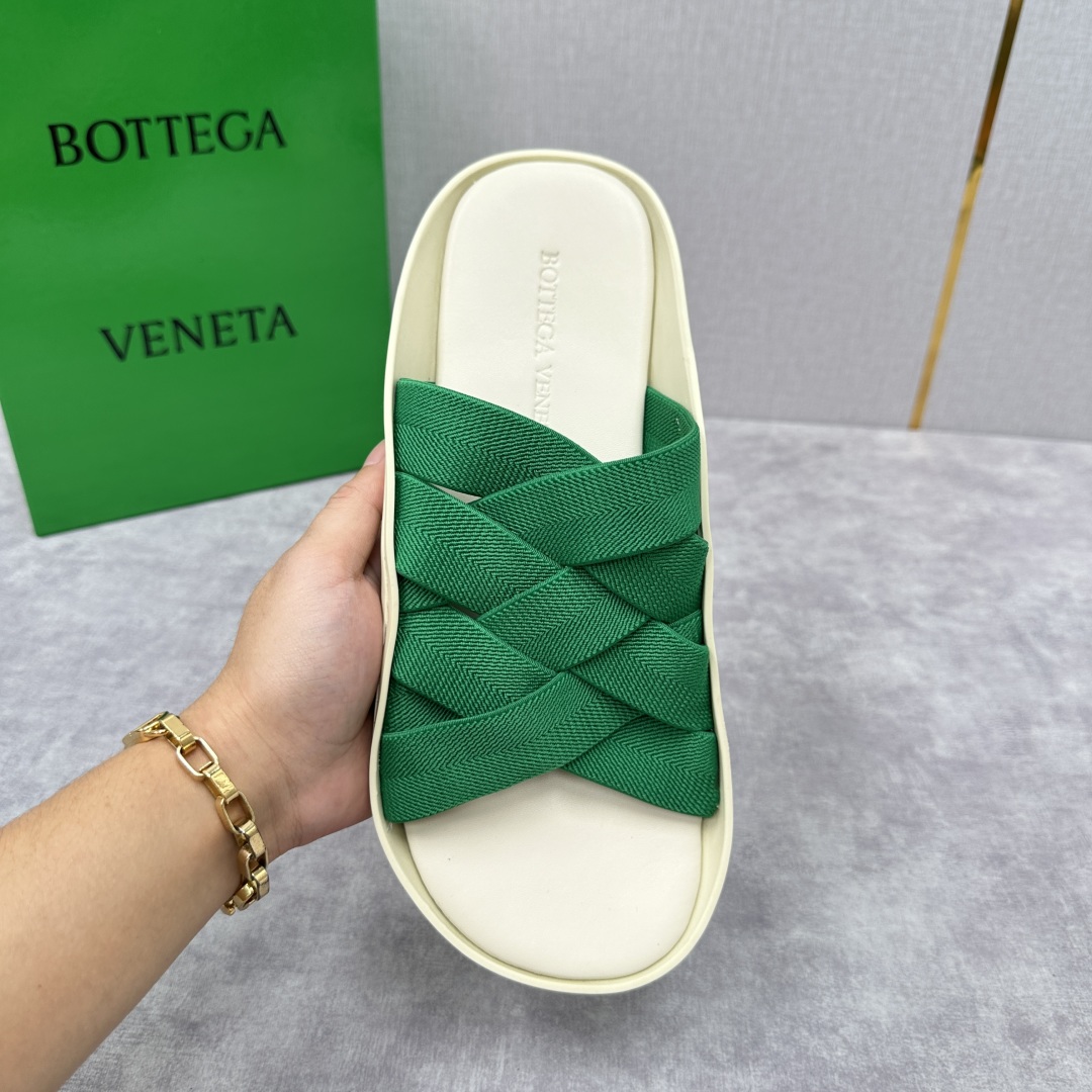 💋💍BV 新品中东凉拖鞋上🆕  鞋面采用编织弹力布，贴底车线工艺，多色彩鲜艳搭配  标志性编织设计、露趾