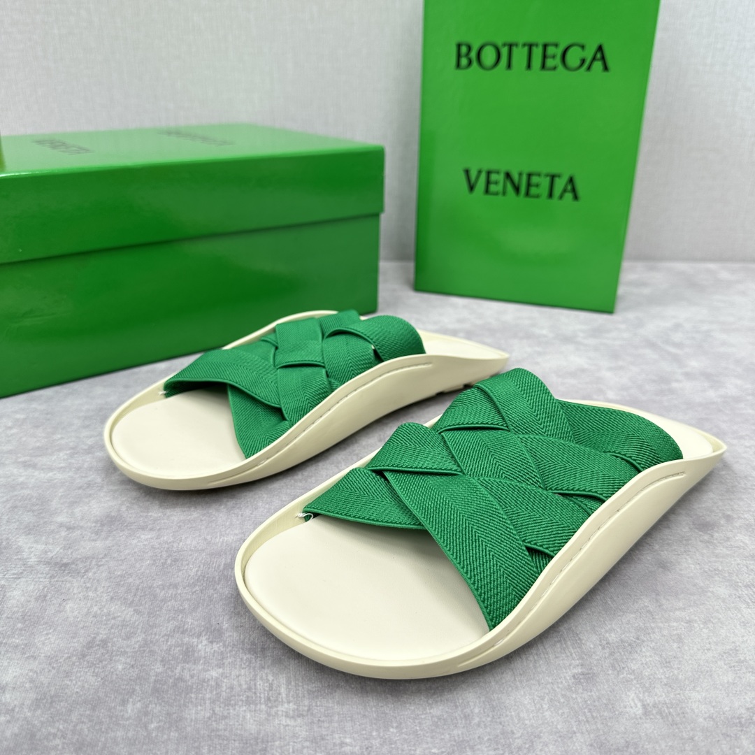 💋💍BV 新品中东凉拖鞋上🆕  鞋面采用编织弹力布，贴底车线工艺，多色彩鲜艳搭配  标志性编织设计、露趾