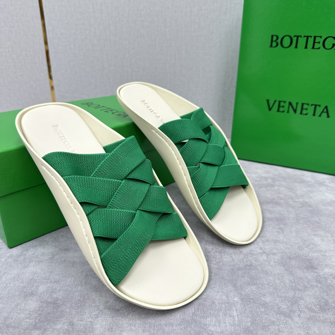 💋💍BV 新品中东凉拖鞋上🆕  鞋面采用编织弹力布，贴底车线工艺，多色彩鲜艳搭配  标志性编织设计、露趾