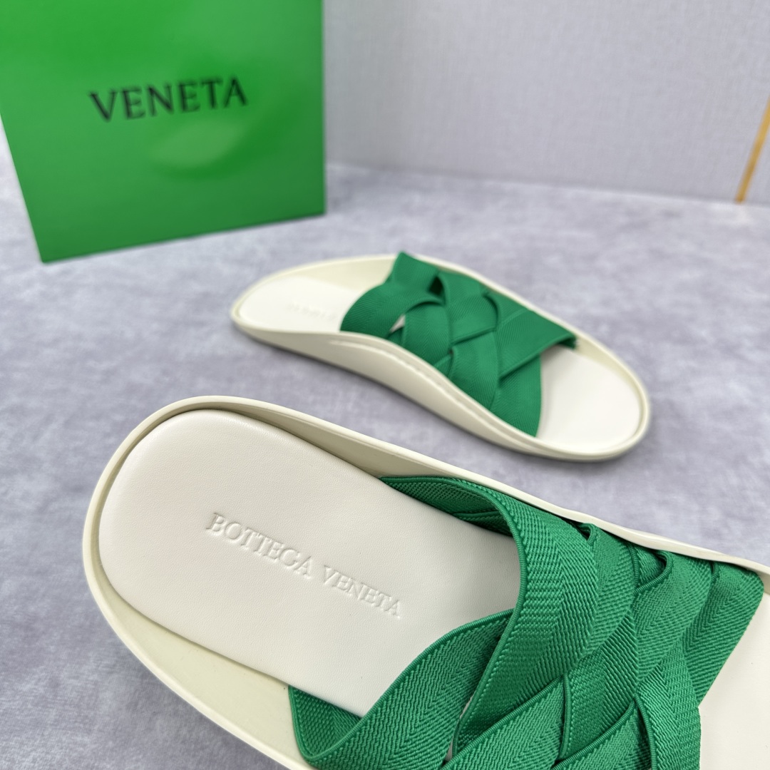 💋💍BV 新品中东凉拖鞋上🆕  鞋面采用编织弹力布，贴底车线工艺，多色彩鲜艳搭配  标志性编织设计、露趾