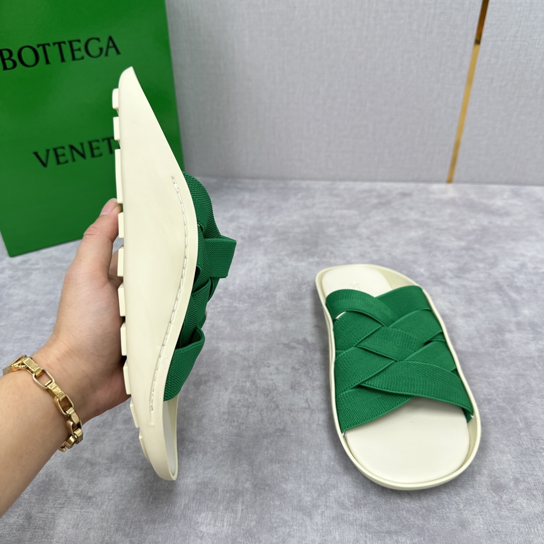 💋💍BV 新品中东凉拖鞋上🆕  鞋面采用编织弹力布，贴底车线工艺，多色彩鲜艳搭配  标志性编织设计、露趾