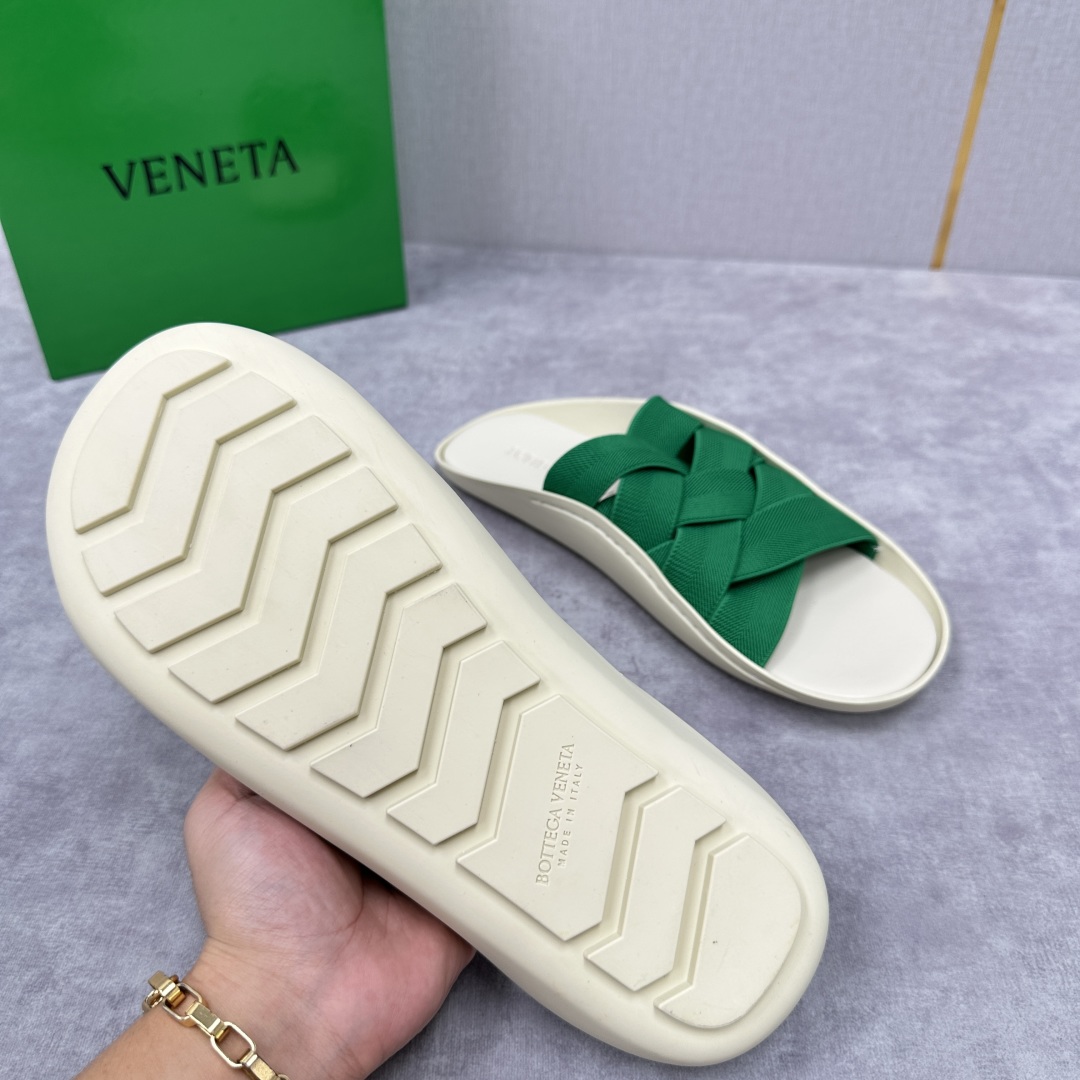 💋💍BV 新品中东凉拖鞋上🆕  鞋面采用编织弹力布，贴底车线工艺，多色彩鲜艳搭配  标志性编织设计、露趾