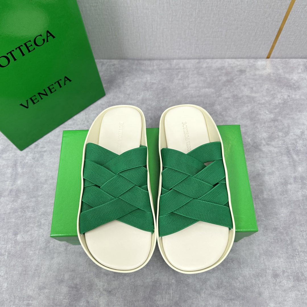 💋💍BV 新品中东凉拖鞋上🆕  鞋面采用编织弹力布，贴底车线工艺，多色彩鲜艳搭配  标志性编织设计、露趾