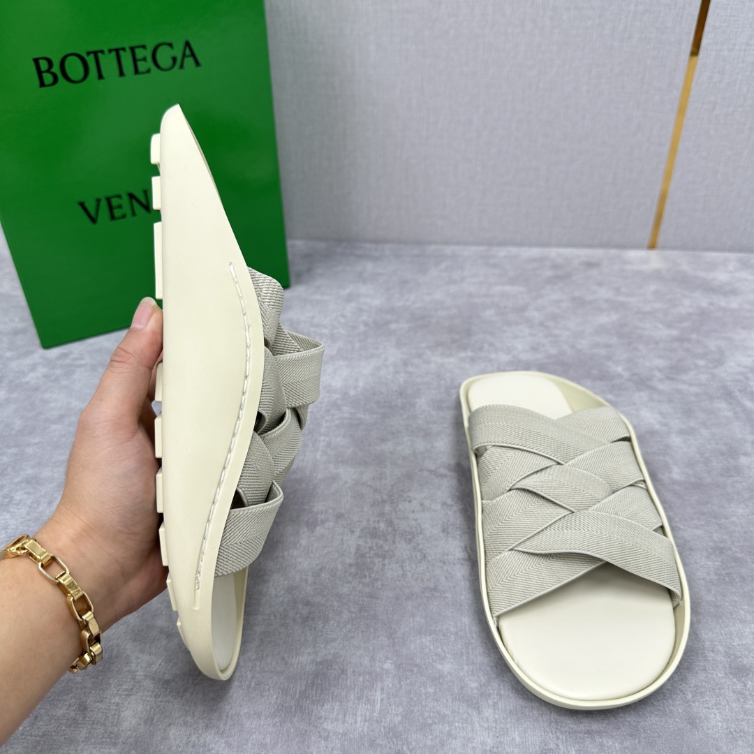 💋💍BV 新品中东凉拖鞋上🆕  鞋面采用编织弹力布，贴底车线工艺，多色彩鲜艳搭配  标志性编织设计、露趾