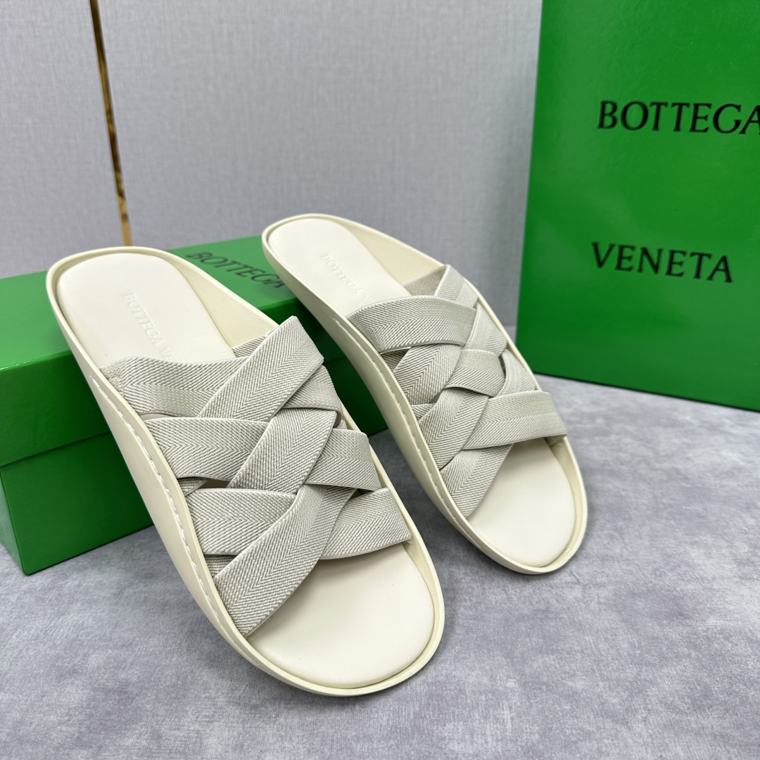 💋💍BV 新品中东凉拖鞋上🆕  鞋面采用编织弹力布，贴底车线工艺，多色彩鲜艳搭配  标志性编织设计、露趾