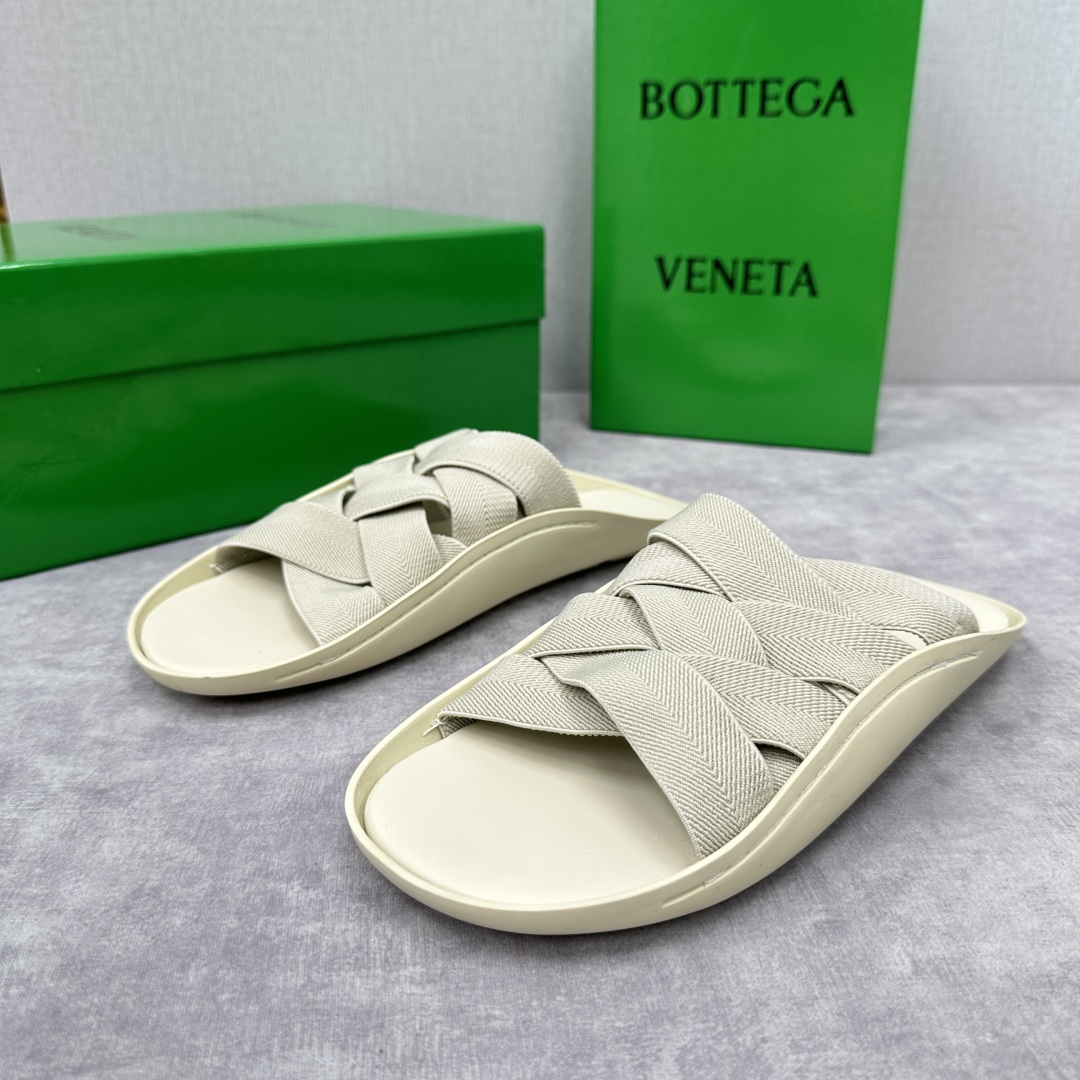 💋💍BV 新品中东凉拖鞋上🆕  鞋面采用编织弹力布，贴底车线工艺，多色彩鲜艳搭配  标志性编织设计、露趾