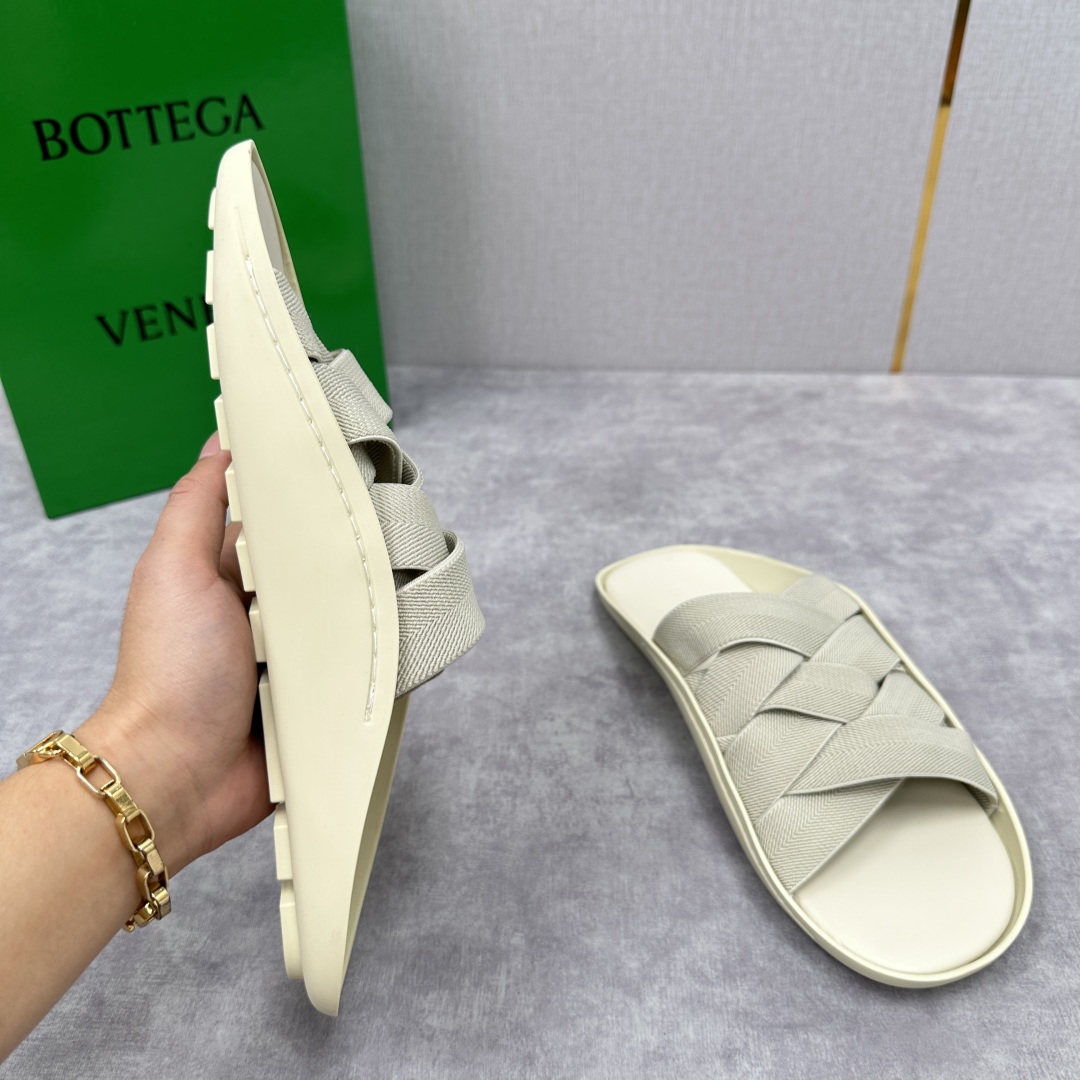 💋💍BV 新品中东凉拖鞋上🆕  鞋面采用编织弹力布，贴底车线工艺，多色彩鲜艳搭配  标志性编织设计、露趾