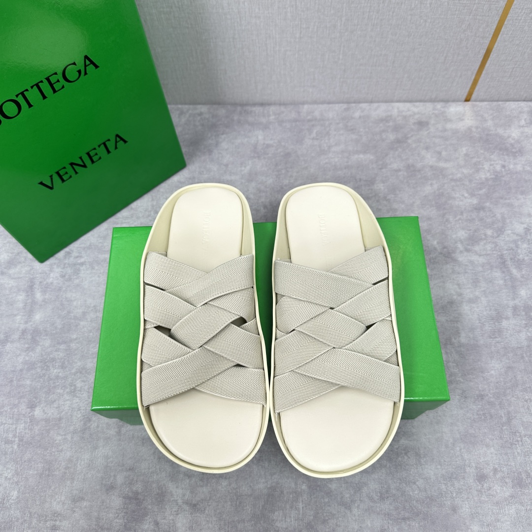 💋💍BV 新品中东凉拖鞋上🆕  鞋面采用编织弹力布，贴底车线工艺，多色彩鲜艳搭配  标志性编织设计、露趾
