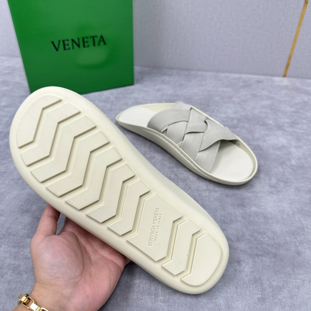 💋💍BV 新品中东凉拖鞋上🆕  鞋面采用编织弹力布，贴底车线工艺，多色彩鲜艳搭配  标志性编织设计、露趾