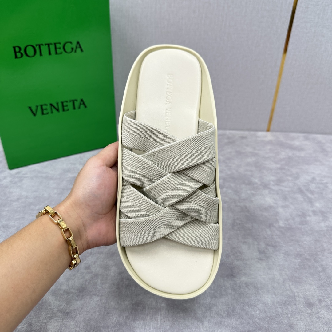 💋💍BV 新品中东凉拖鞋上🆕  鞋面采用编织弹力布，贴底车线工艺，多色彩鲜艳搭配  标志性编织设计、露趾
