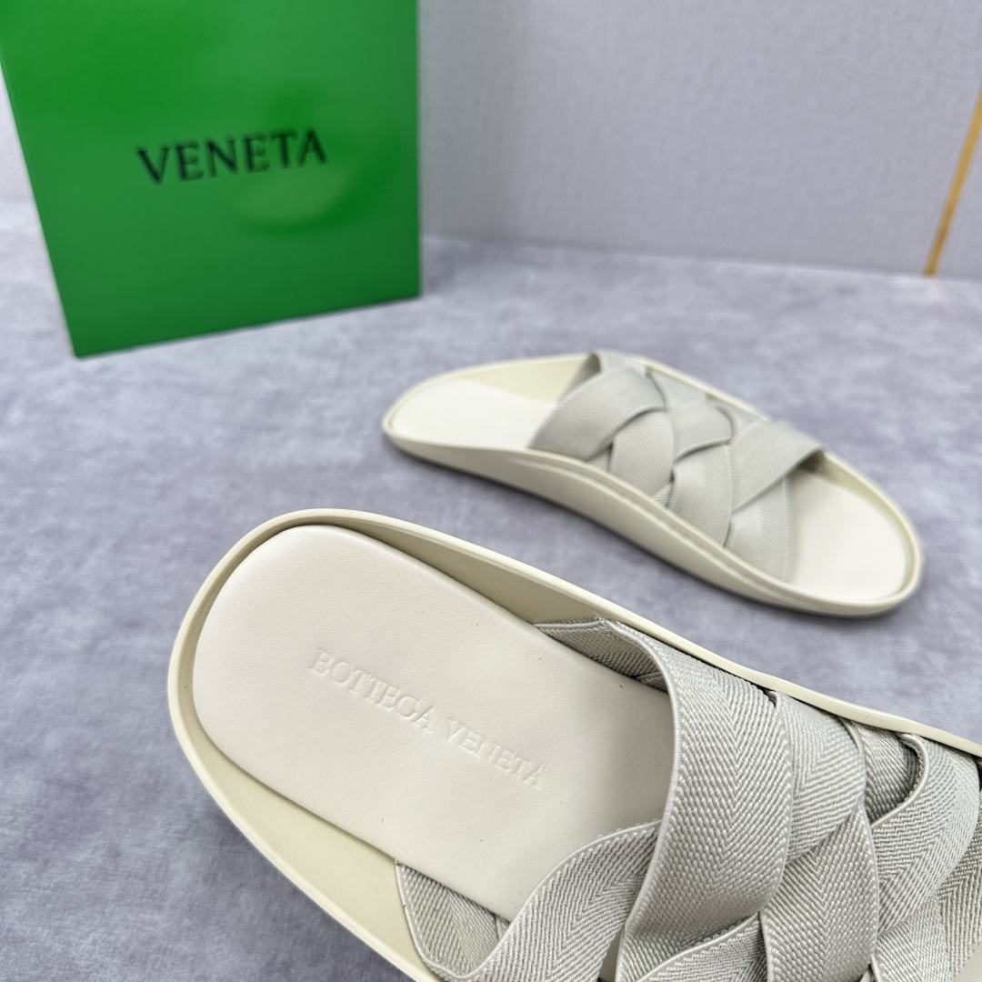 💋💍BV 新品中东凉拖鞋上🆕  鞋面采用编织弹力布，贴底车线工艺，多色彩鲜艳搭配  标志性编织设计、露趾