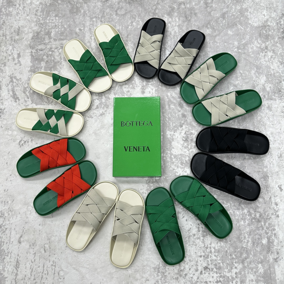 💋💍BV 新品中东凉拖鞋上🆕  鞋面采用编织弹力布，贴底车线工艺，多色彩鲜艳搭配  标志性编织设计、露趾