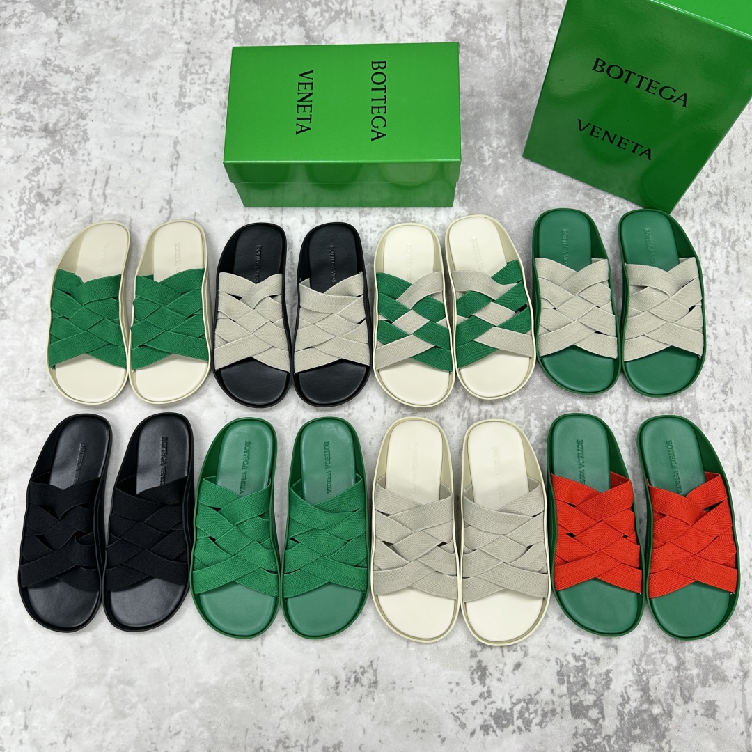 💋💍BV 新品中东凉拖鞋上🆕  鞋面采用编织弹力布，贴底车线工艺，多色彩鲜艳搭配  标志性编织设计、露趾