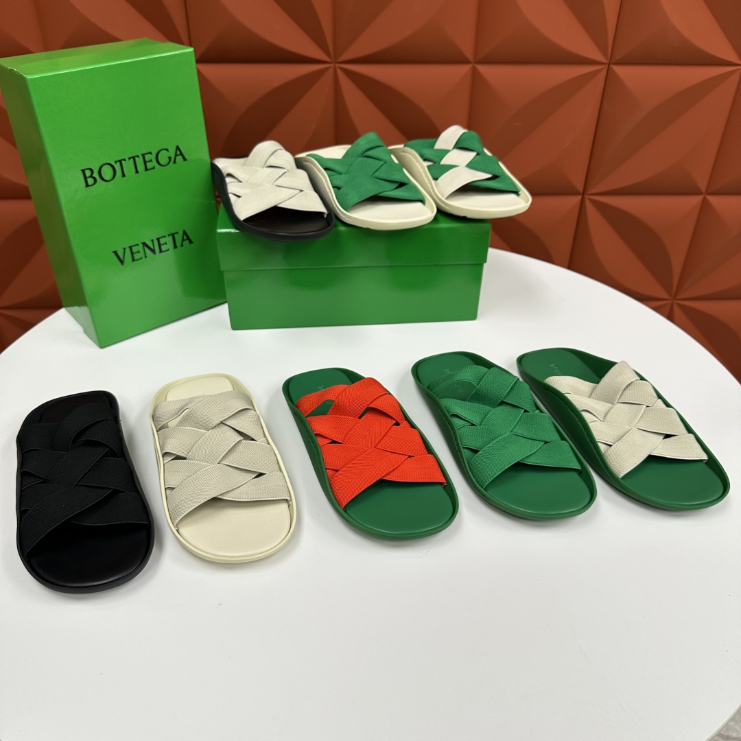 💋💍BV 新品中东凉拖鞋上🆕  鞋面采用编织弹力布，贴底车线工艺，多色彩鲜艳搭配  标志性编织设计、露趾