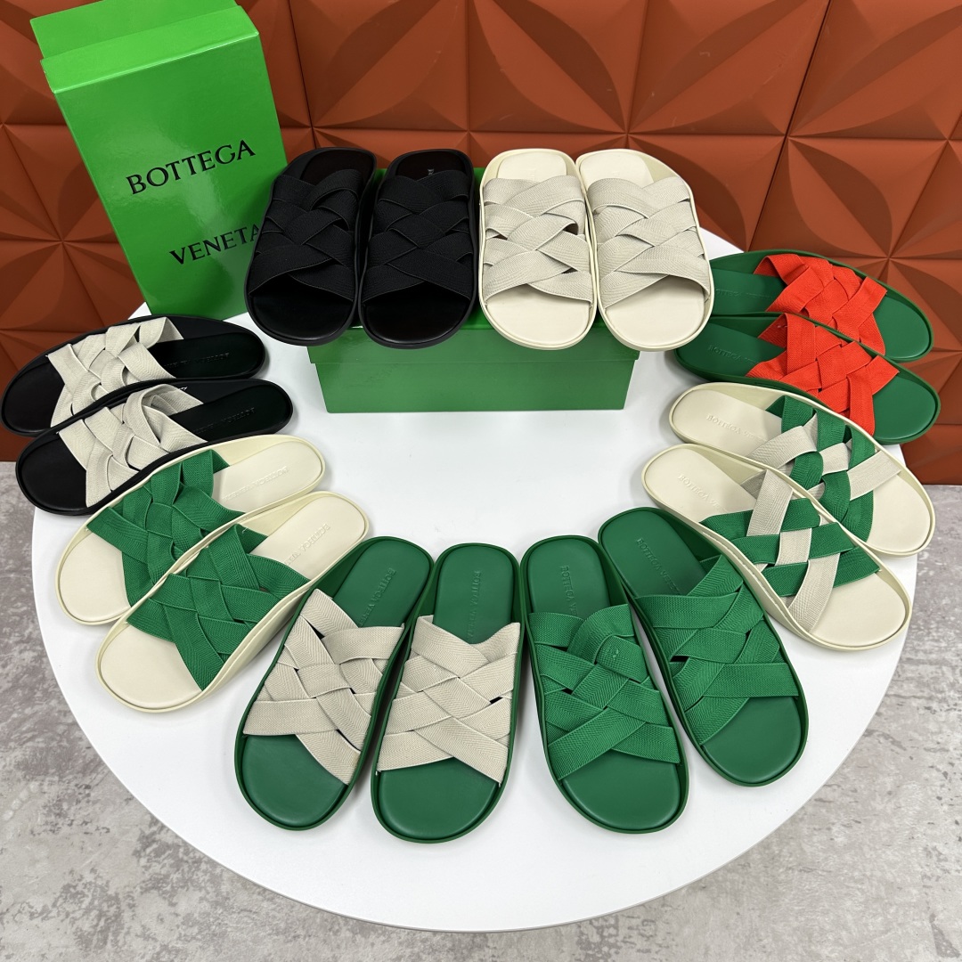 💋💍BV 新品中东凉拖鞋上🆕  鞋面采用编织弹力布，贴底车线工艺，多色彩鲜艳搭配  标志性编织设计、露趾