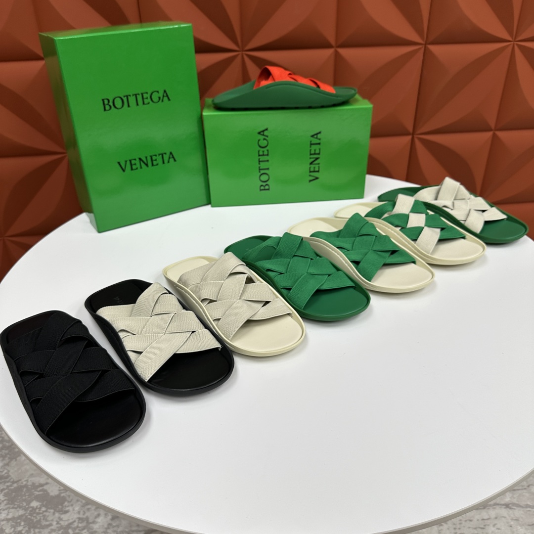 💋💍BV 新品中东凉拖鞋上🆕  鞋面采用编织弹力布，贴底车线工艺，多色彩鲜艳搭配  标志性编织设计、露趾