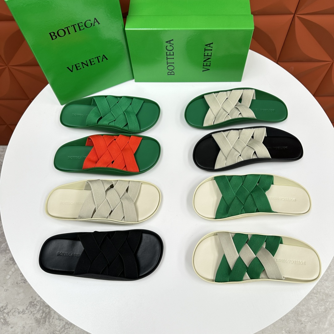 💋💍BV 新品中东凉拖鞋上🆕  鞋面采用编织弹力布，贴底车线工艺，多色彩鲜艳搭配  标志性编织设计、露趾