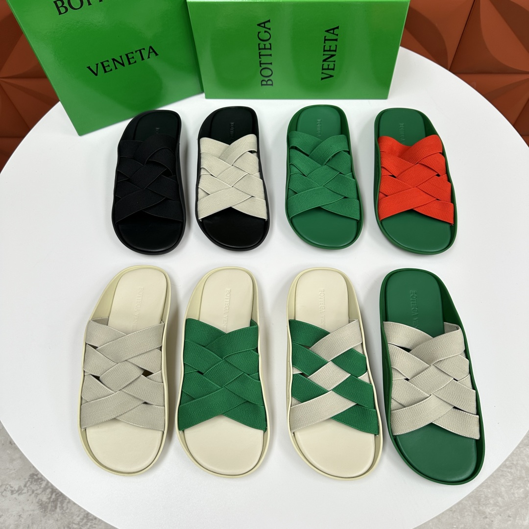 💋💍BV 新品中东凉拖鞋上🆕  鞋面采用编织弹力布，贴底车线工艺，多色彩鲜艳搭配  标志性编织设计、露趾