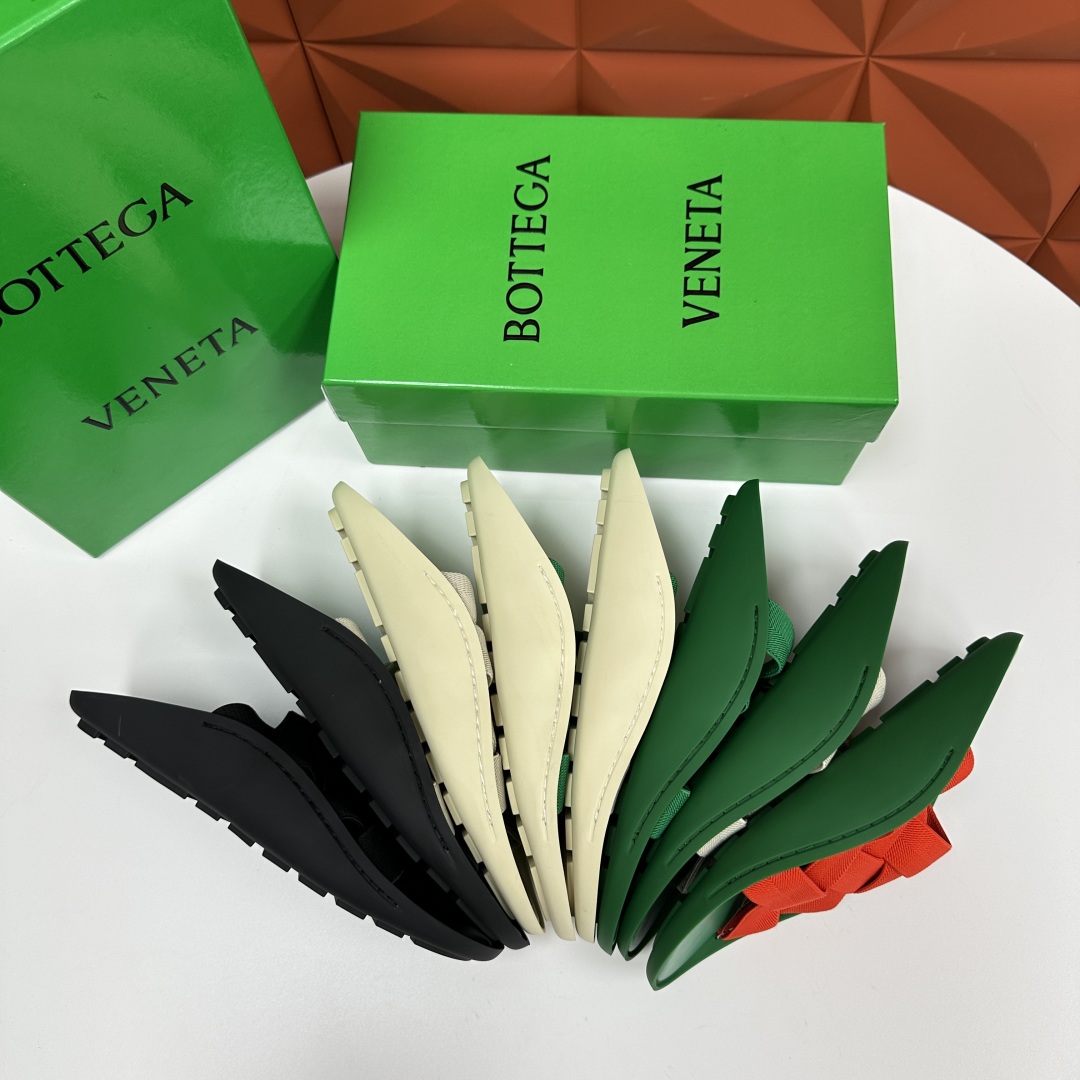 💋💍BV 新品中东凉拖鞋上🆕  鞋面采用编织弹力布，贴底车线工艺，多色彩鲜艳搭配  标志性编织设计、露趾