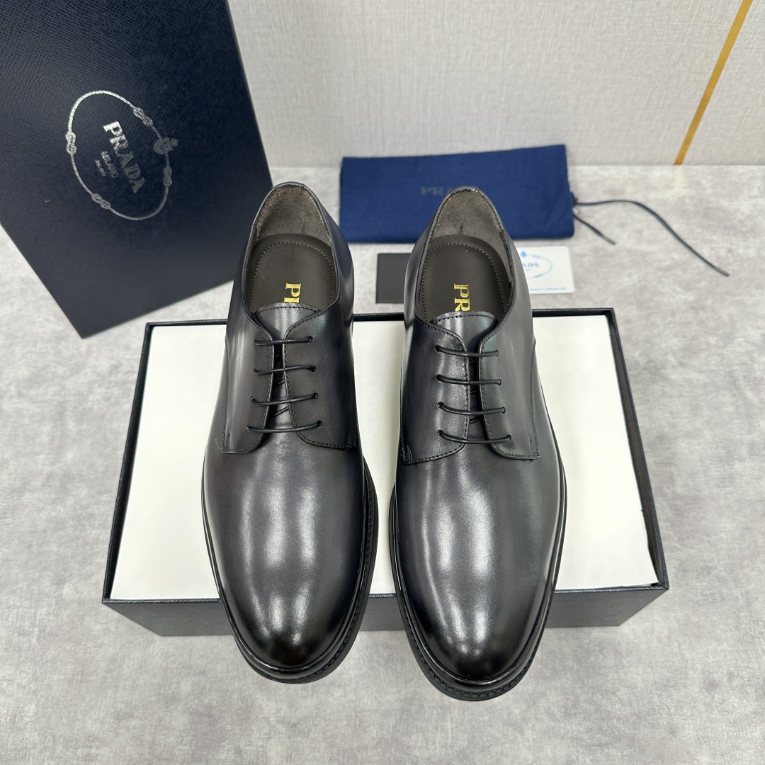 💋💍P家新品 普拉*达 PRAD* 官方热卖新款系带牛津鞋  此款厚底皮鞋采用闪亮的亮面开边珠擦色牛皮凸