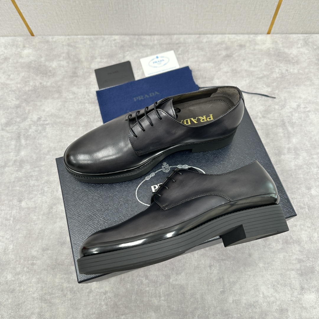 💋💍P家新品 普拉*达 PRAD* 官方热卖新款系带牛津鞋  此款厚底皮鞋采用闪亮的亮面开边珠擦色牛皮凸
