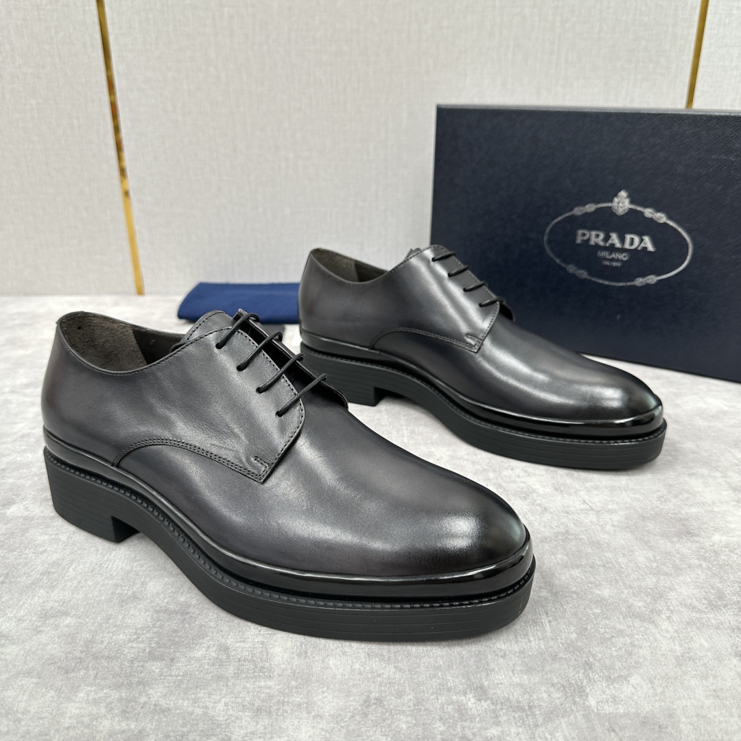 💋💍P家新品 普拉*达 PRAD* 官方热卖新款系带牛津鞋  此款厚底皮鞋采用闪亮的亮面开边珠擦色牛皮凸
