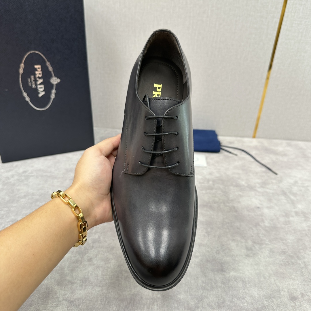 💋💍P家新品 普拉*达 PRAD* 官方热卖新款系带牛津鞋  此款厚底皮鞋采用闪亮的亮面开边珠擦色牛皮凸