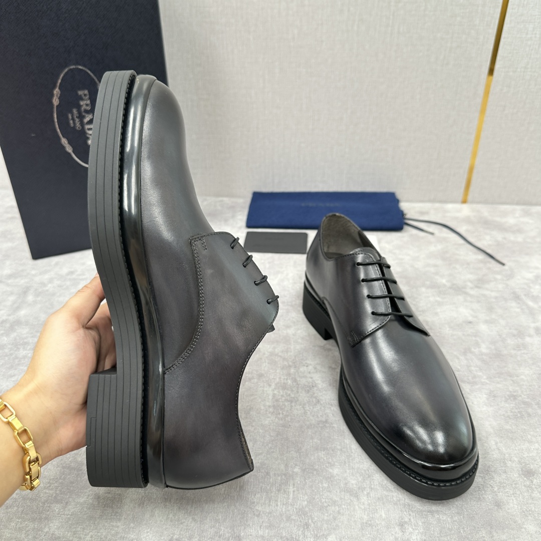💋💍P家新品 普拉*达 PRAD* 官方热卖新款系带牛津鞋  此款厚底皮鞋采用闪亮的亮面开边珠擦色牛皮凸