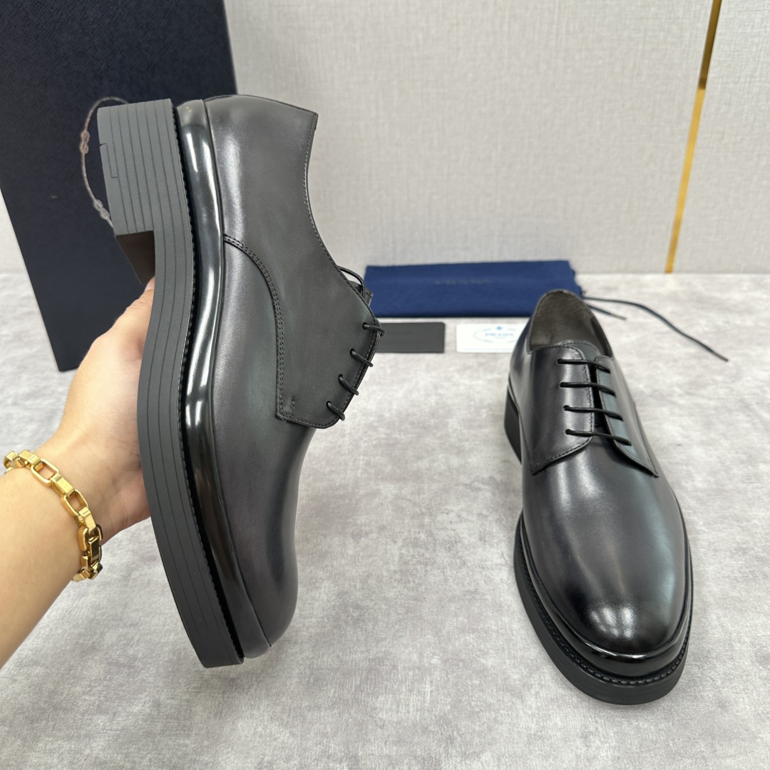 💋💍P家新品 普拉*达 PRAD* 官方热卖新款系带牛津鞋  此款厚底皮鞋采用闪亮的亮面开边珠擦色牛皮凸