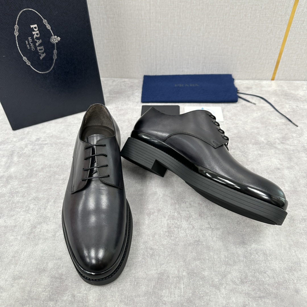 💋💍P家新品 普拉*达 PRAD* 官方热卖新款系带牛津鞋  此款厚底皮鞋采用闪亮的亮面开边珠擦色牛皮凸