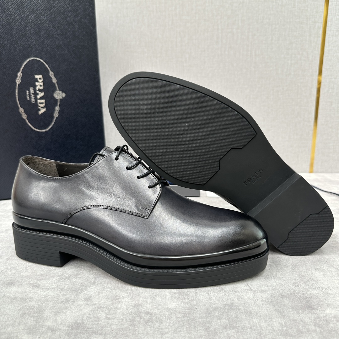 💋💍P家新品 普拉*达 PRAD* 官方热卖新款系带牛津鞋  此款厚底皮鞋采用闪亮的亮面开边珠擦色牛皮凸