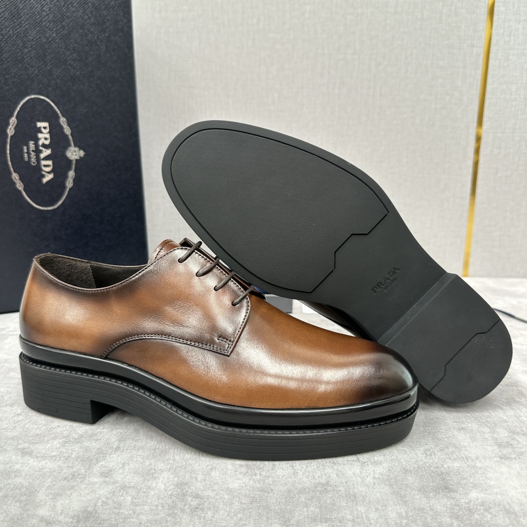 💋💍P家新品 普拉*达 PRAD* 官方热卖新款系带牛津鞋  此款厚底皮鞋采用闪亮的亮面开边珠擦色牛皮凸