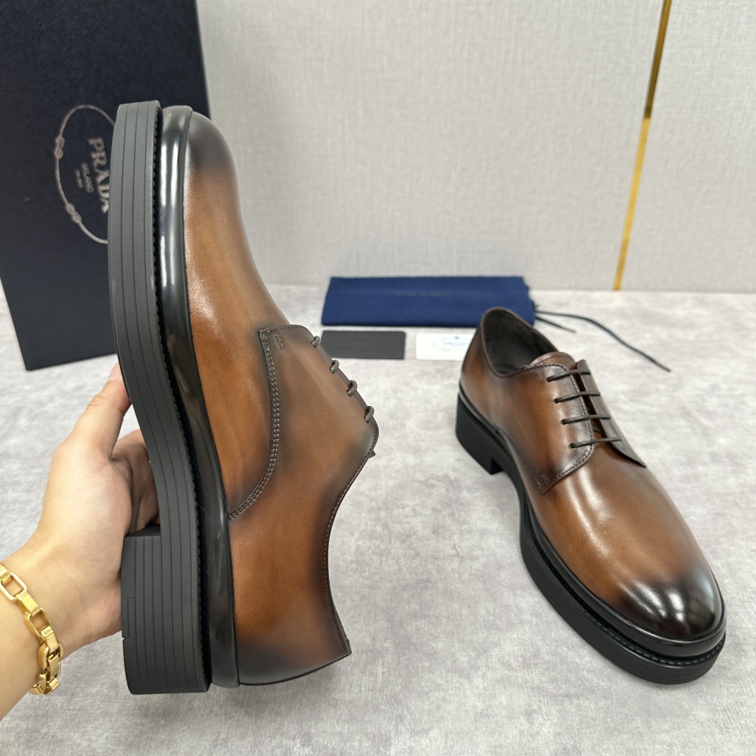 💋💍P家新品 普拉*达 PRAD* 官方热卖新款系带牛津鞋  此款厚底皮鞋采用闪亮的亮面开边珠擦色牛皮凸