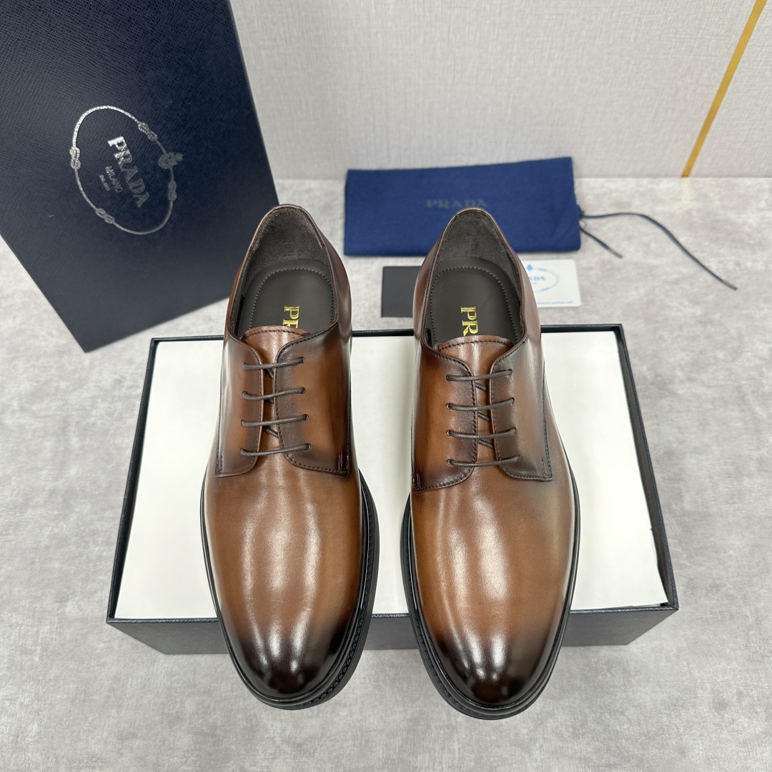 💋💍P家新品 普拉*达 PRAD* 官方热卖新款系带牛津鞋  此款厚底皮鞋采用闪亮的亮面开边珠擦色牛皮凸