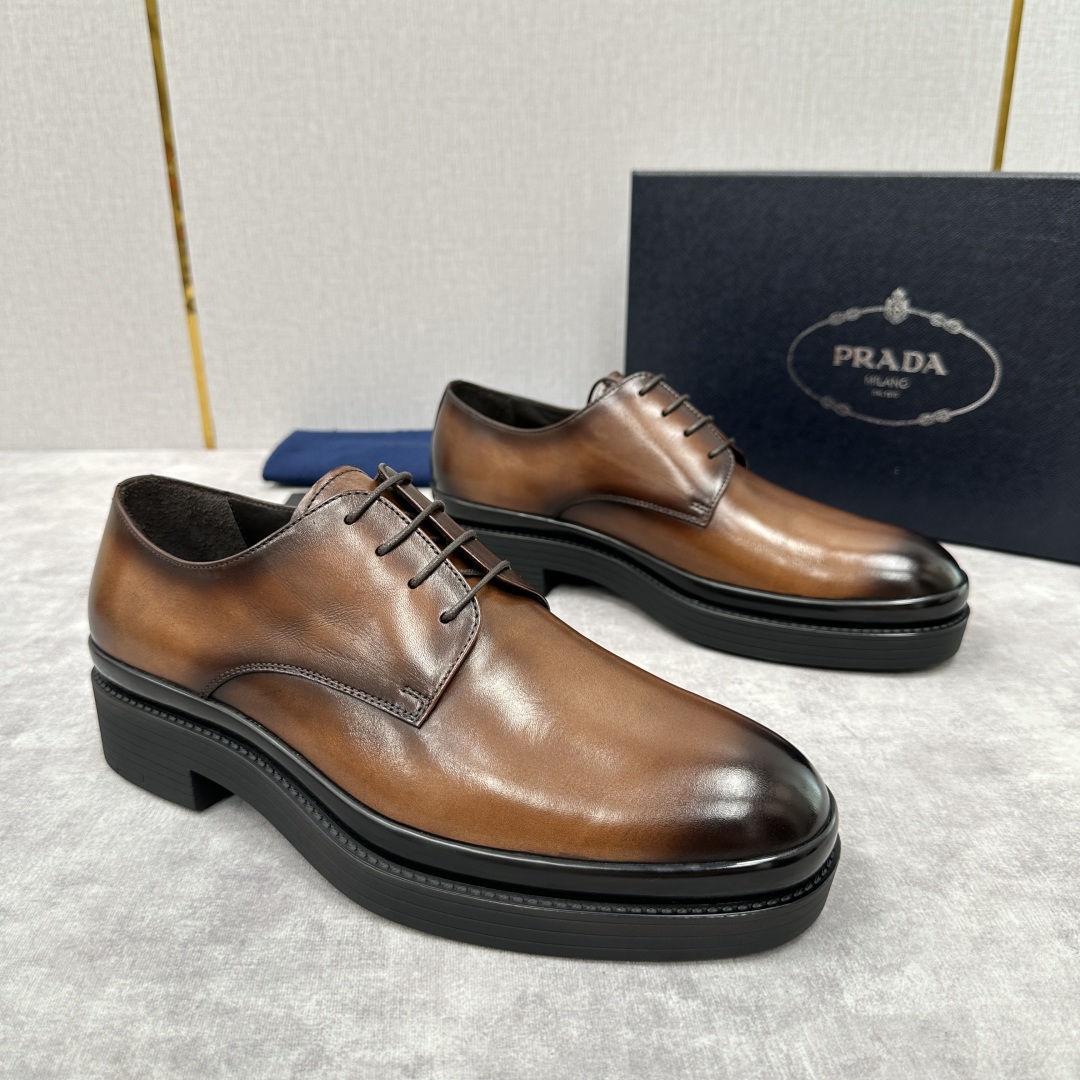 💋💍P家新品 普拉*达 PRAD* 官方热卖新款系带牛津鞋  此款厚底皮鞋采用闪亮的亮面开边珠擦色牛皮凸