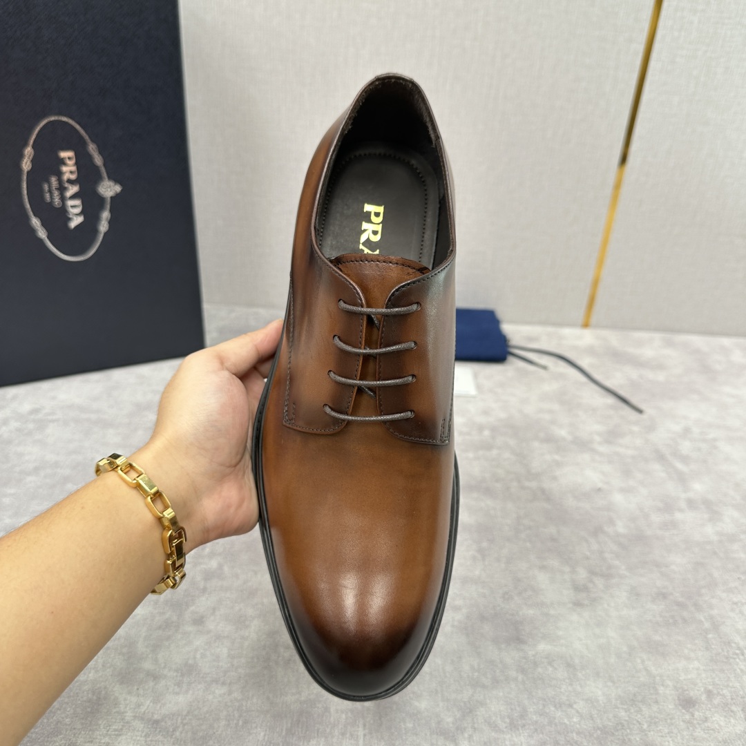 💋💍P家新品 普拉*达 PRAD* 官方热卖新款系带牛津鞋  此款厚底皮鞋采用闪亮的亮面开边珠擦色牛皮凸