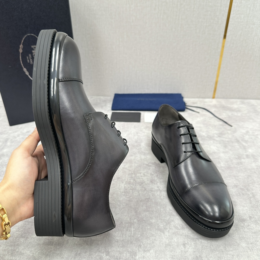 💋💍P家新品 普拉*达 PRAD* 官方热卖新款系带牛津鞋  此款厚底皮鞋采用闪亮的亮面开边珠擦色牛皮凸