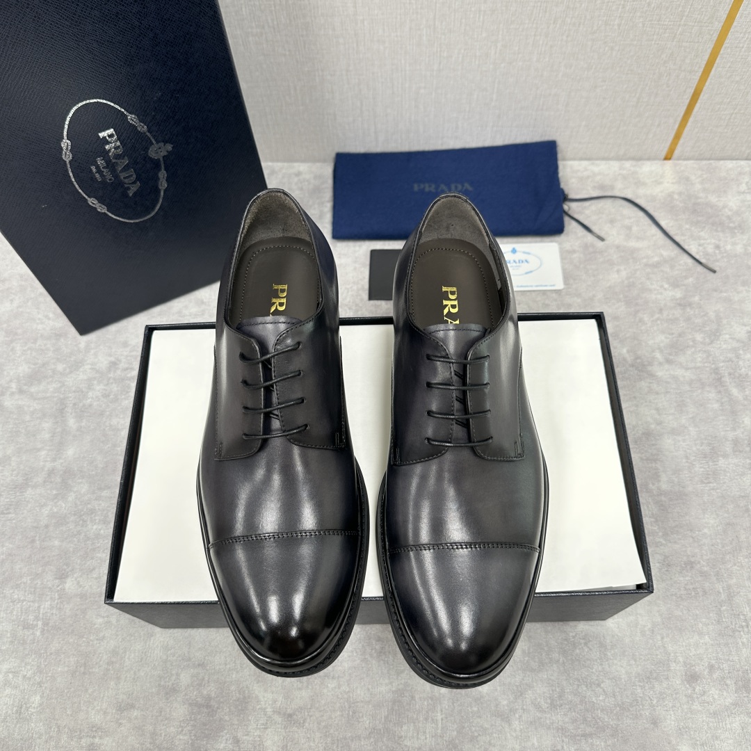 💋💍P家新品 普拉*达 PRAD* 官方热卖新款系带牛津鞋  此款厚底皮鞋采用闪亮的亮面开边珠擦色牛皮凸
