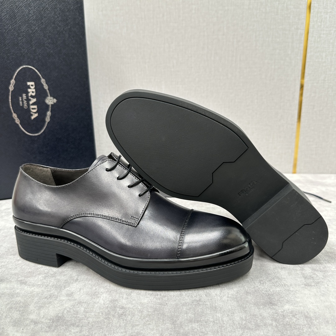 💋💍P家新品 普拉*达 PRAD* 官方热卖新款系带牛津鞋  此款厚底皮鞋采用闪亮的亮面开边珠擦色牛皮凸