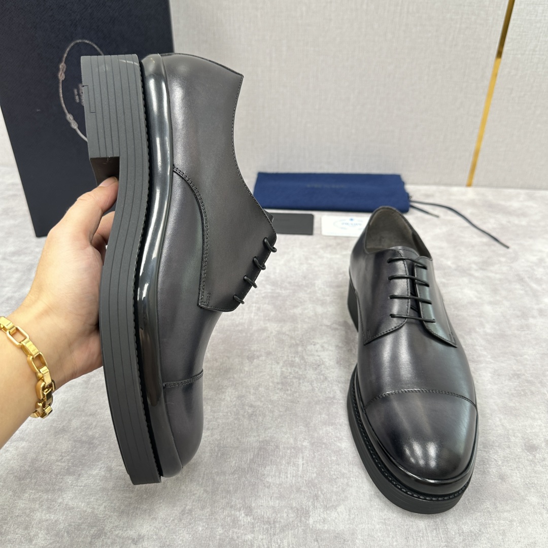💋💍P家新品 普拉*达 PRAD* 官方热卖新款系带牛津鞋  此款厚底皮鞋采用闪亮的亮面开边珠擦色牛皮凸