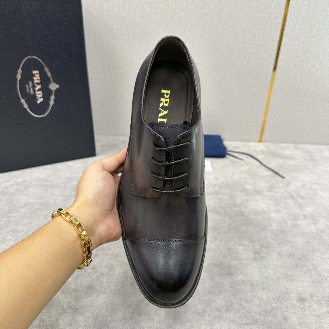 💋💍P家新品 普拉*达 PRAD* 官方热卖新款系带牛津鞋  此款厚底皮鞋采用闪亮的亮面开边珠擦色牛皮凸