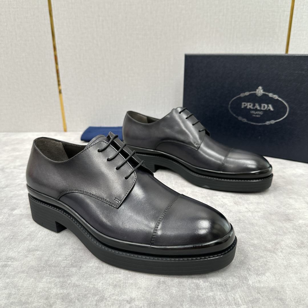 💋💍P家新品 普拉*达 PRAD* 官方热卖新款系带牛津鞋  此款厚底皮鞋采用闪亮的亮面开边珠擦色牛皮凸