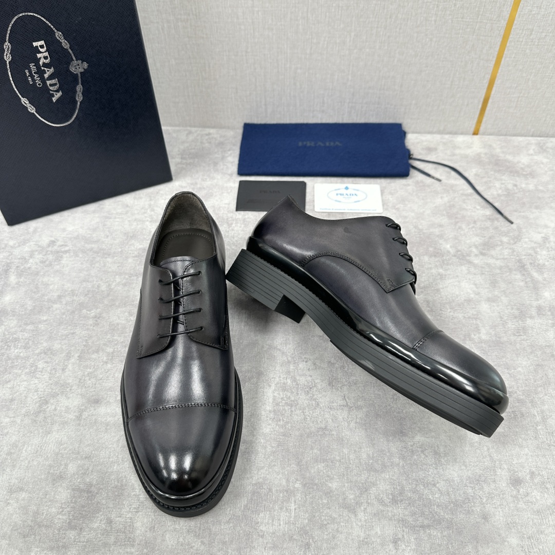 💋💍P家新品 普拉*达 PRAD* 官方热卖新款系带牛津鞋  此款厚底皮鞋采用闪亮的亮面开边珠擦色牛皮凸