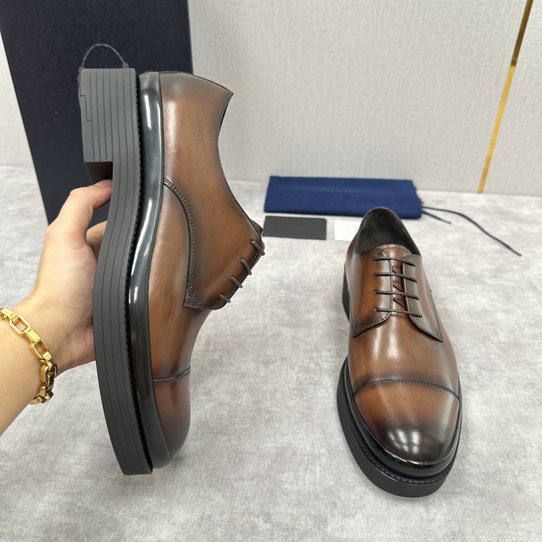 💋💍P家新品 普拉*达 PRAD* 官方热卖新款系带牛津鞋  此款厚底皮鞋采用闪亮的亮面开边珠擦色牛皮凸