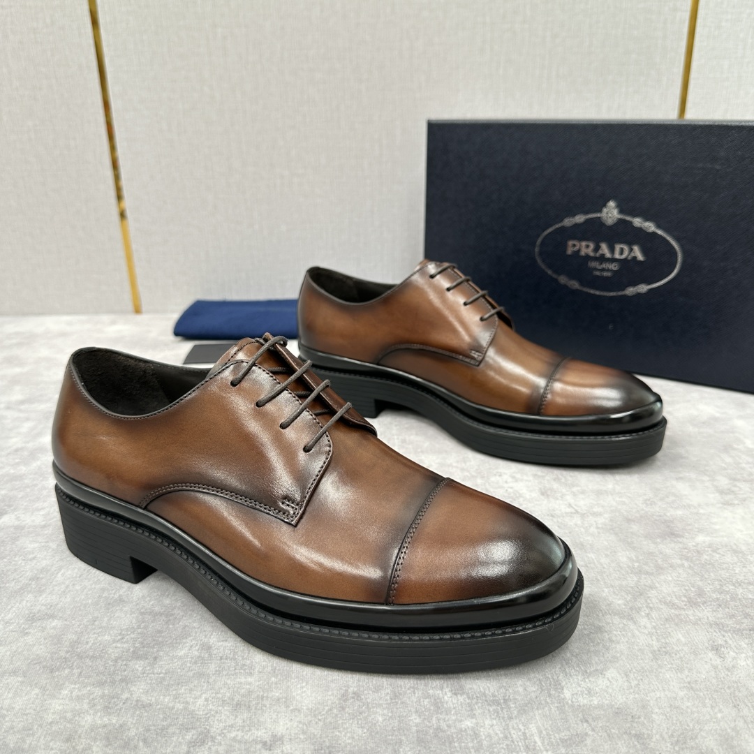 💋💍P家新品 普拉*达 PRAD* 官方热卖新款系带牛津鞋  此款厚底皮鞋采用闪亮的亮面开边珠擦色牛皮凸