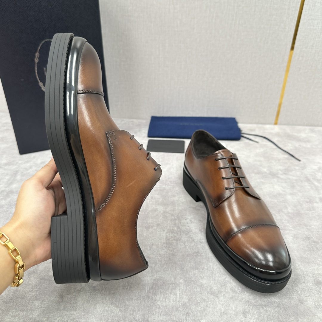 💋💍P家新品 普拉*达 PRAD* 官方热卖新款系带牛津鞋  此款厚底皮鞋采用闪亮的亮面开边珠擦色牛皮凸