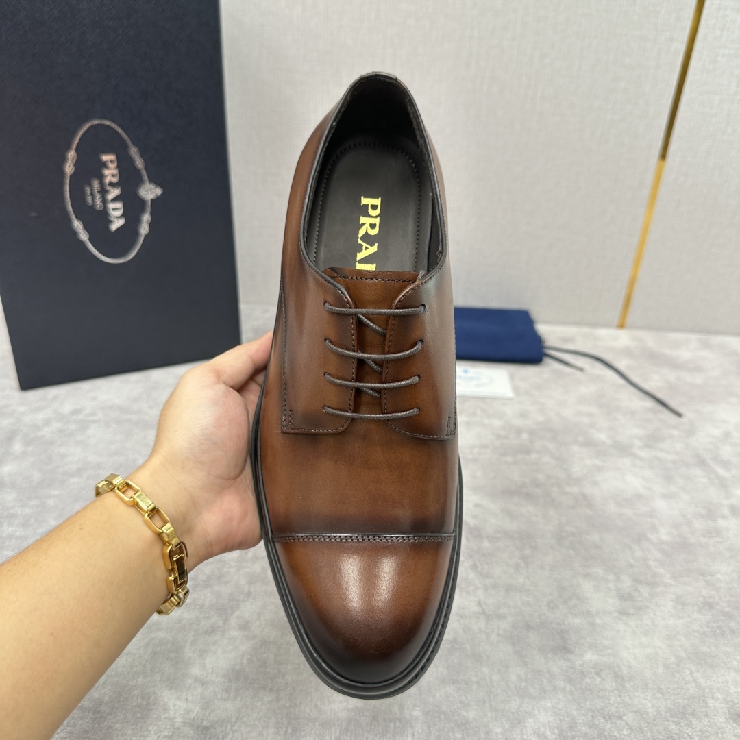 💋💍P家新品 普拉*达 PRAD* 官方热卖新款系带牛津鞋  此款厚底皮鞋采用闪亮的亮面开边珠擦色牛皮凸