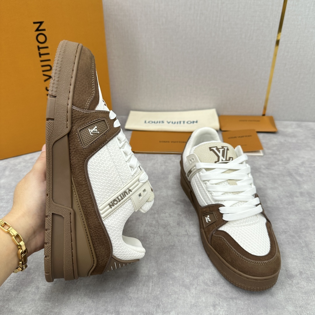 💋💍L家新品 L*V 路易~当季新品上架 TRAINER 系列运动鞋 官方 10,200 本