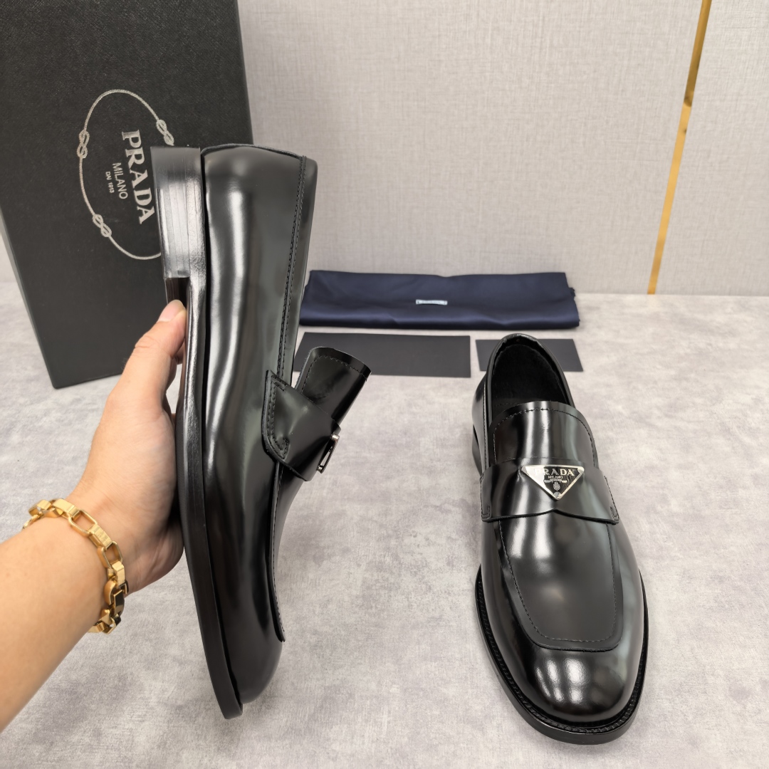 💋💍P家 渠道精品 Prad*/普拉-达  新款正装鞋 Saffiano系列男士皮革乐福鞋  采用进口小