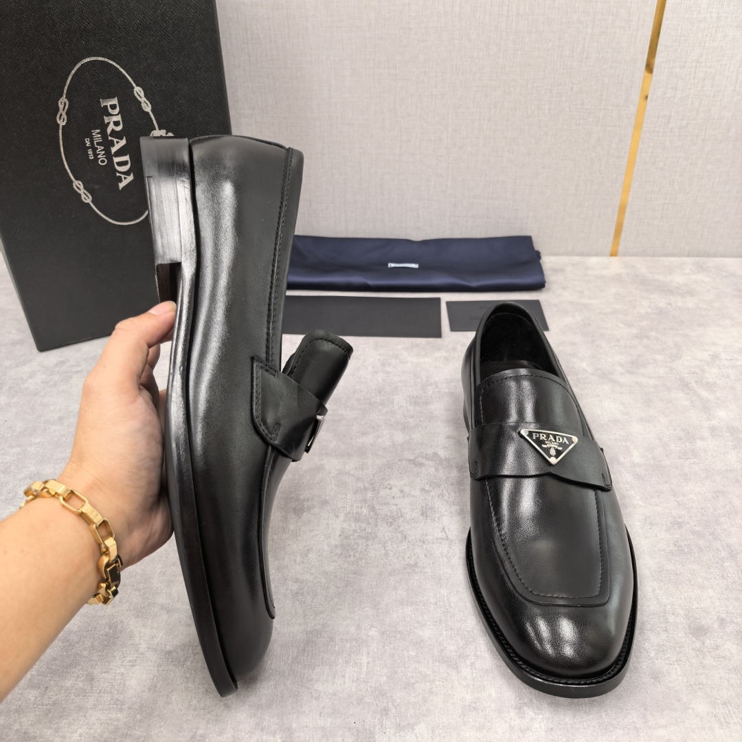 💋💍P家 渠道精品 Prad*/普拉-达  新款正装鞋 Saffiano系列男士皮革乐福鞋  采用进口小